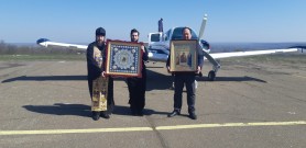 Doi preoți au făcut drumul crucii aerian, pentru a coborâ Binecuvântarea și Mila Domnului peste noi