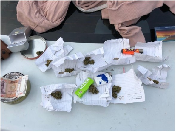 Cinci membri ai unei grupări suspectați de comercializarea marijuanei au fost reținuți de poliție