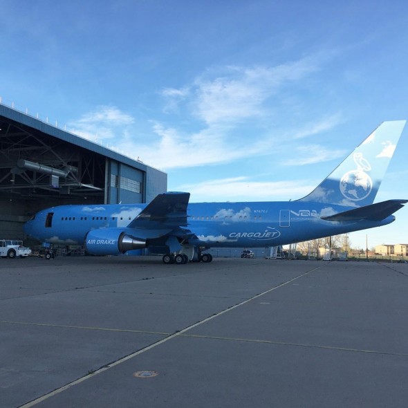 Directorul de creație al Louis Vuitton și Off-White i-a personalizat avionul lui Drake