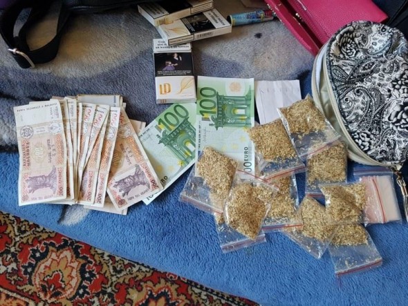 Doi tineri cercetați penal, pentru comercializarea drogurilor prin intermediul magazinelor online