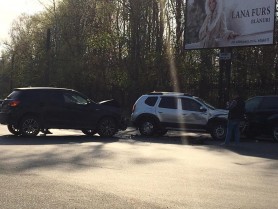 Accident violent în capitală. Două mașini n-au putut împărți un carosabil