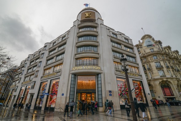 Louis Vuitton redeschide atelierul din Paris și face halate pentru medici