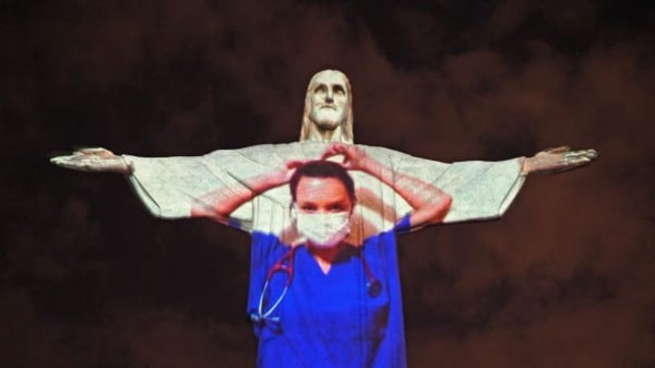 Statuia lui Iisus din Rio de Janeiro a fost iluminată pentru a arăta ca un medic