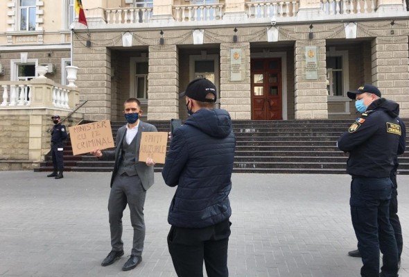 Bărbatul, amendat după ce merge prin parcul Valea Morilor, a protestat în fața MAI