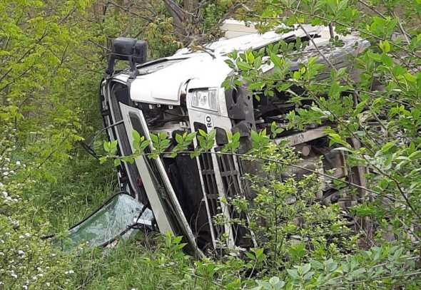 Accident TERIBIL la Anenii Noi: Un TIR a ajuns în șanț după ce a derapat de pe carosabil