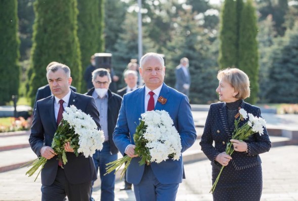 Fără măști și mănuși, dar cu bodyguarzi și asistenți. Conducerea statului a depus flori la Memorialul Eternitate