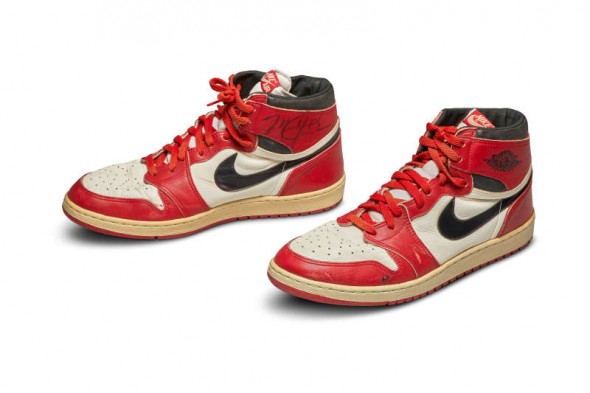 O pereche de ghete care i-a aparţinut lui Michael Jordan, vândută la licitaţie cu 560.000 dolari