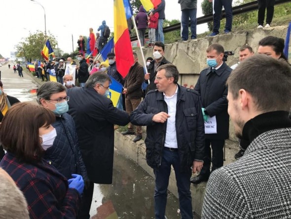 Dorin Chirtoacă și Vlad Bilețchi, amendați de poliție pentru participarea la ceremonia de întâmpinare a convoiului cu ajutor umanitar din România