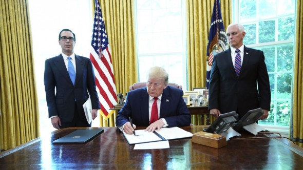 Trump a semnat un decret care interzice metoda controversată de imobilizare a suspecților