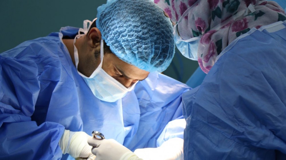 Robotul care ar putea înlocui medicii: ce procedură medicală a învățat să facă