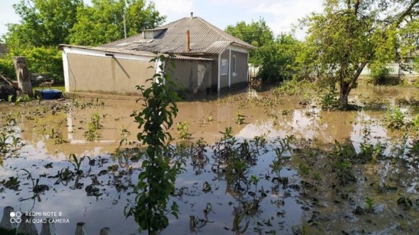 FOTO // Mai multe gospodării din comuna Balatina, raionul Glodeni au fost inundate în urma ploilor torențiale