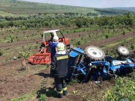 Un tânăr de 16 ani a rămas blocat sub tractor pe un câmp agricol în apropierea localității Sadova