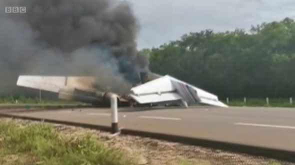 Un avion în care s-ar fi aflat sute de kilograme de droguri a aterizat pe o autostradă și a luat foc