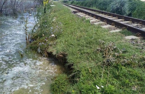 Nivelul apei din Prut la un pas de a bloca circulația trenurilor în raionul Cahul