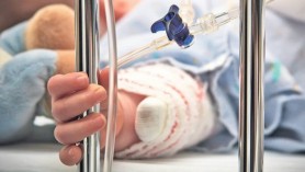 TERIFIANT // Un copil de trei a decedat din cauza arsurilor ce le-a primit după ce a incendiat mașina parinților