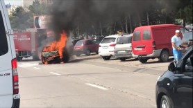 O mașină ARDE ca o torță pe strada Calea Orheiului