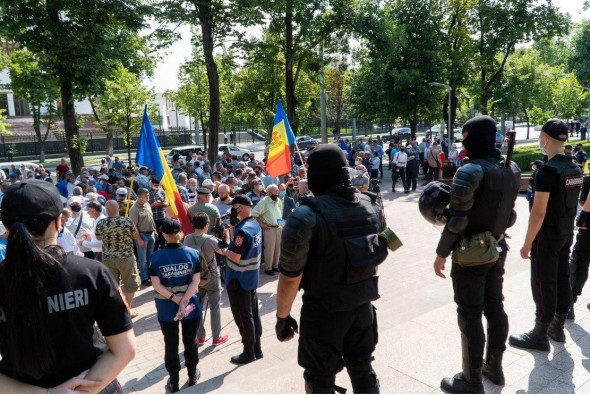 Cinci veterani de război ce au protestat în fața Parlamentului au fost REȚINUȚI