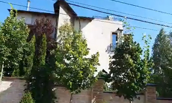 Imagini cu casa lui Jizdan: „Rușine! Iată pentru ce a stat ieri în tufari lângă Diacov și Filip”