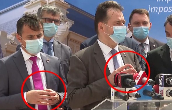Moment amuzant la o conferință de presă. Un ministru copie involuntar gesturile Premierului român Ludovic Orban
