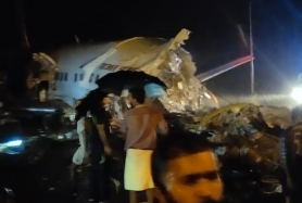 Accident aviatic în India: un avion cu 191 de persoane la bord s-a rupt în două la aterizare
