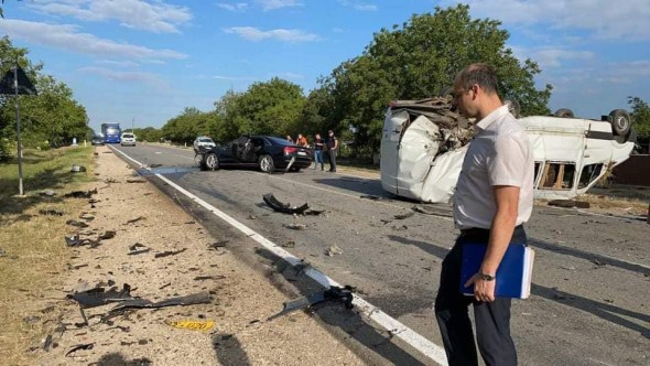 FOTO // Accident TERIFIANT cu implicarea unui microbuz de rută care s-a răsturnat pe traseul Chișinău-Dnestrovsc