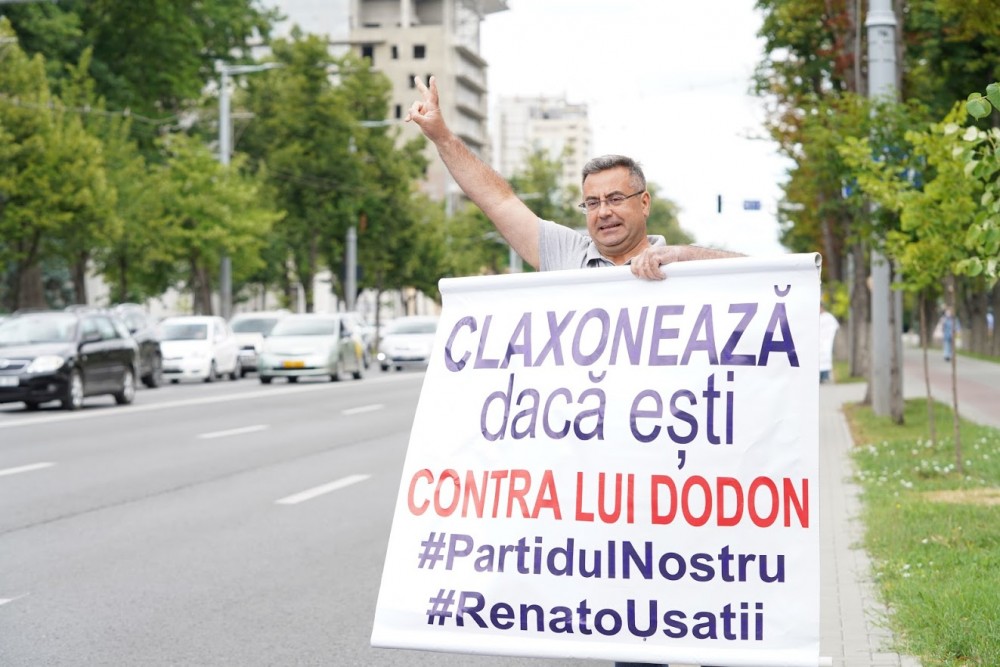 LIVE // Acțiunea „Claxonează, dacă ești împotriva lui Dodon” organizată de Partidul Nostru