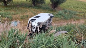 FOTO// Accident VIOLENT la Călărași. În urma impactului un microbuz s-a răsturnat în șanț