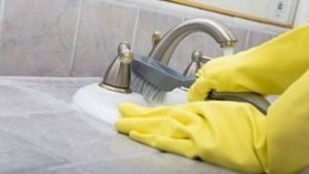 O femeie a murit în timp ce făcea curățenie în baie. Intoxicația cu vaporii de clor, un adevărat pericol