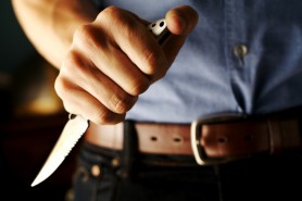 După ce i s-a refuzat intrarea într-un bar fără mască, un bărbat a înjunghiat un agent de pază