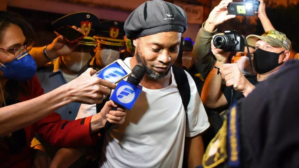 Ronaldinho a ajuns la Rio după ce a fost repus în libertate în Paraguay