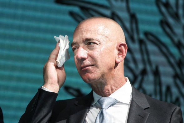 Protest inedit acasă la cel mai bogat om din lume. Jeff Bezos, ameninţat cu ghilotina