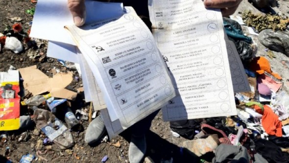 Alegeri FRAUDATE. O mulțime de buletine de vot au fost găsite aruncate la o gunoiște din raionul Ștefan Vodă