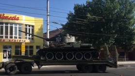 „Succes” de invidiat la parada militară de la Tiraspol. Un tanc s-a încâlcit în firele de troleibuz