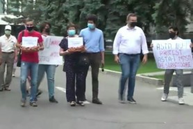 Flash-mob în semn de nemulțumire față de nunta pandemică a lui Chicu. Tinerii de la PAS au organizat un protest cu marș și colaci în fața Guvernului