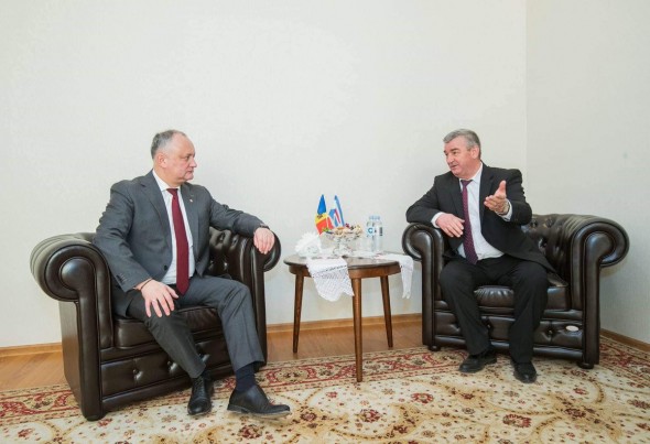Cumătrul lui Dodon, care oferea bani alegătorilor ca să voteze pe Igor Dodon, la un pas de demitere