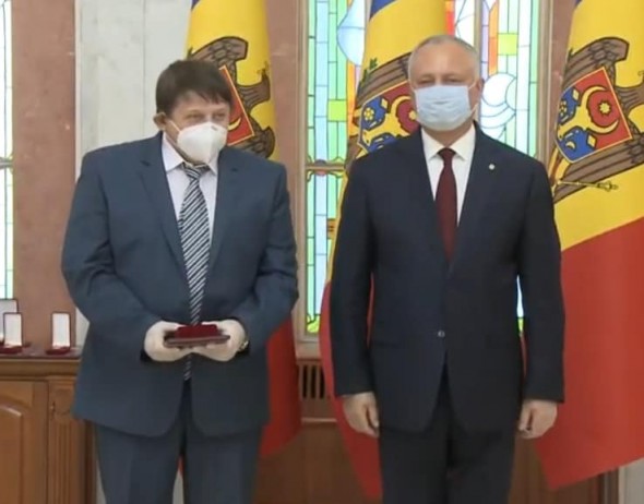 Deputat Platforma DA despre decorarea unui interlop de către Dodon: Vrea să obțină susținerea celor pe care îi decorează. Poate la finanțarea campaniei lui electorale