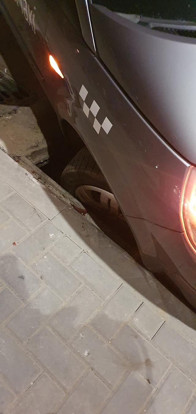 FOTO // Drumurile noastre toate, îți stric automobilul! Un taxi a derapat într-o gură de canalizare NEACOPERITĂ