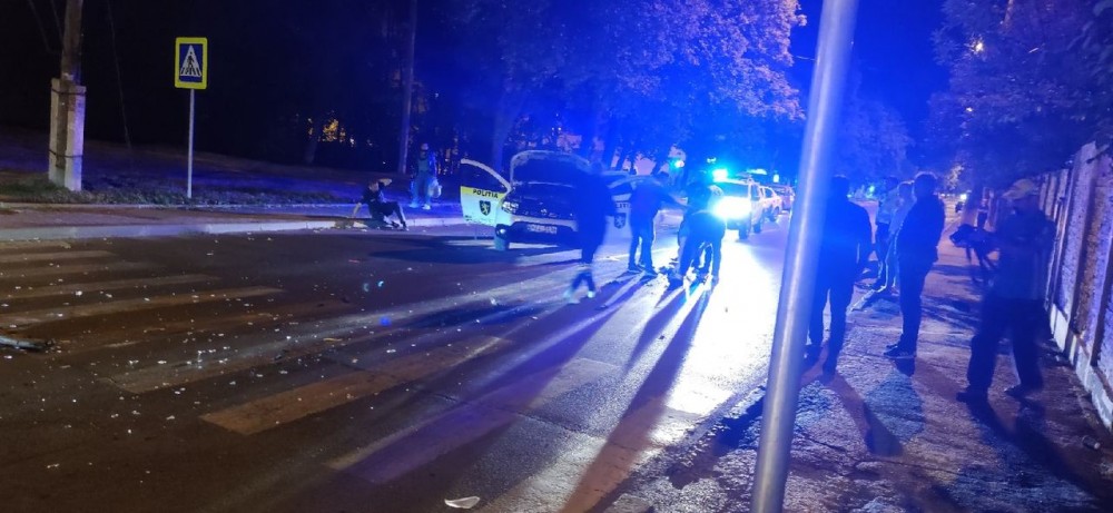 FOTO // Accident GRAV la Buiucani: Câțiva polițiști au fost răniți