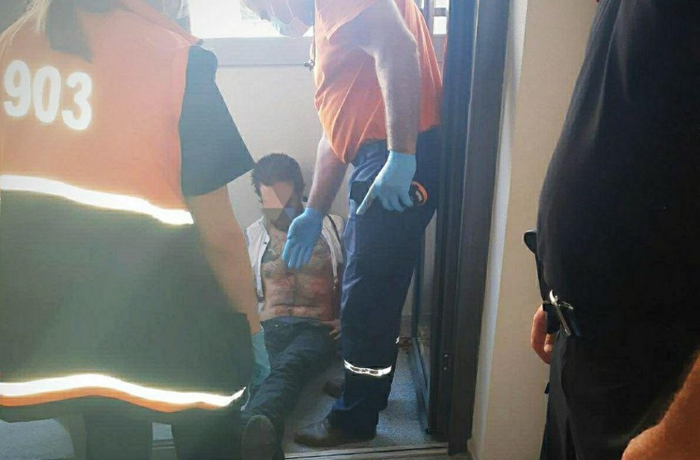 FOTO // Un bărbat salvat de carabineri după ce a fost înjunghiat de cei cu care consumase alcool