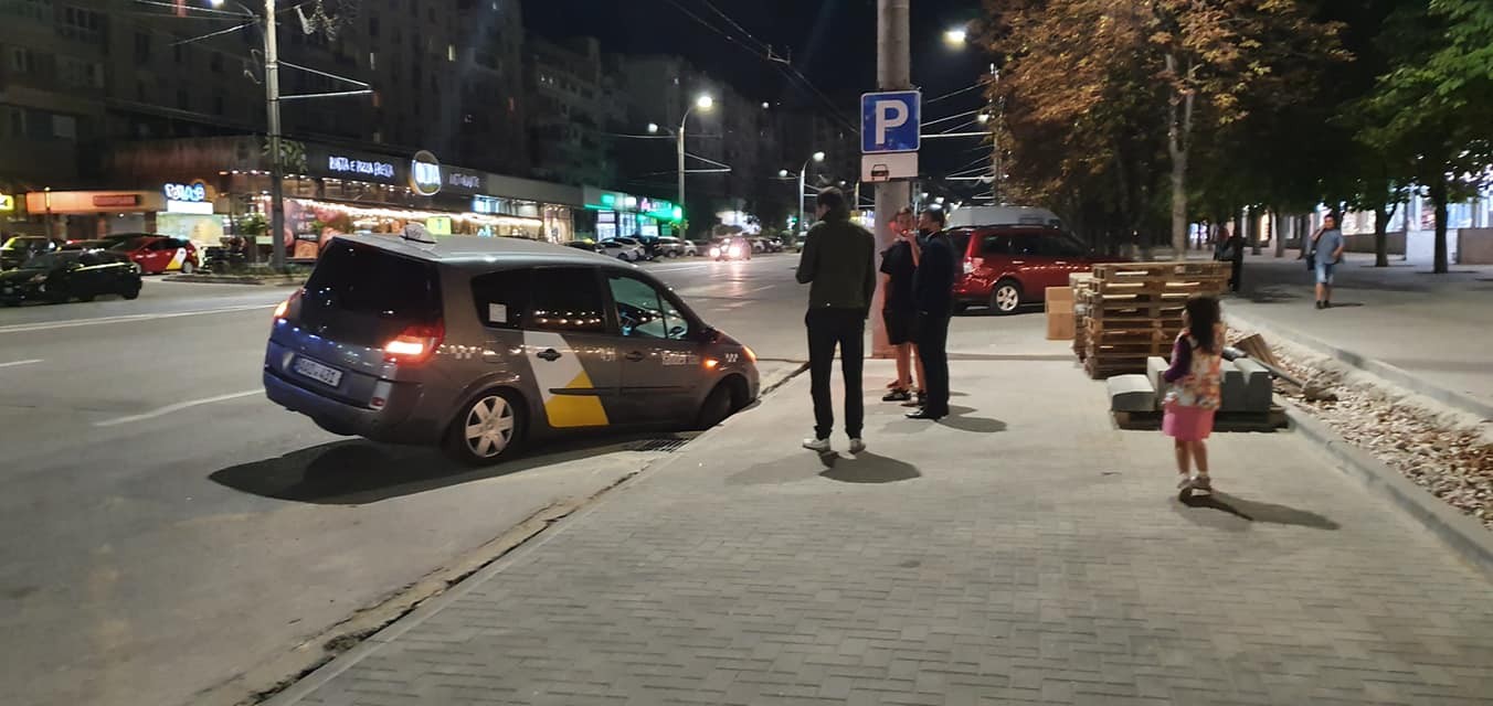 FOTO // Drumurile noastre toate, îți stric automobilul! Un taxi a derapat într-o gură de canalizare NEACOPERITĂ