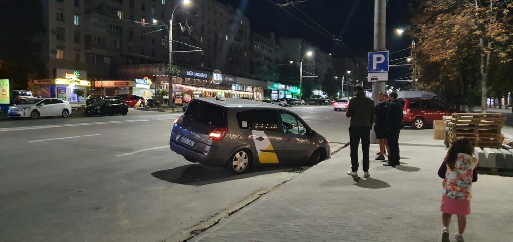 FOTO // Drumurile noastre toate, îți stric automobilul! Un taxi a derapat într-o gură de canalizare NEACOPERITĂ