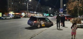 FOTO // Drumurile noastre toate, îți stric automobilul! Un taxi a derapat într-o gură de canalizare NEACOPERITĂ