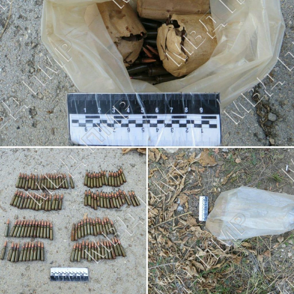 FOTO // Un sac cu muniție abandonat a fost găsit lângă un gard de către un bărbat din Tiraspol