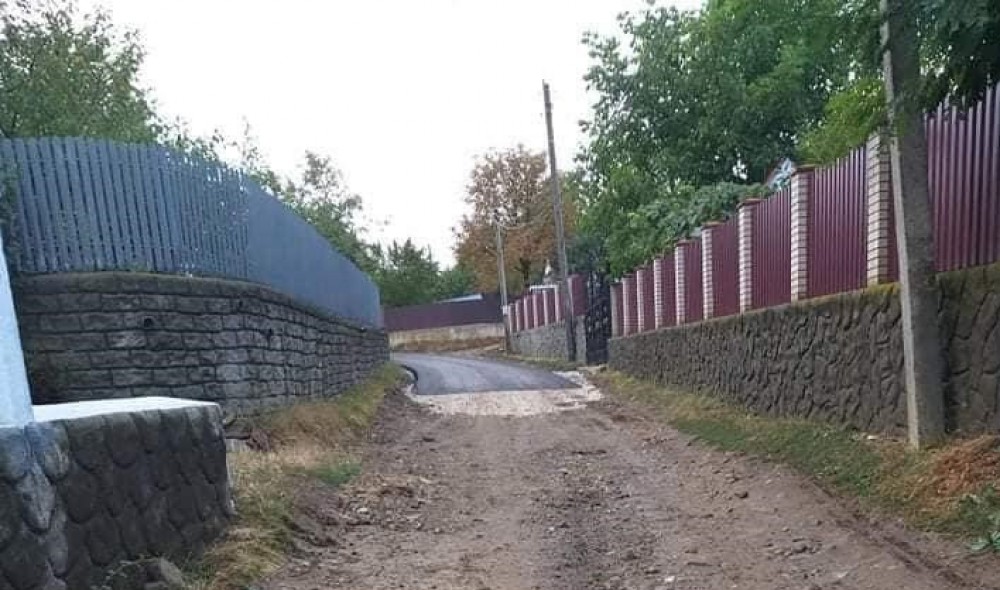 „Drumuri bune" sau „Drumuri scurte"? Guvernul lui Dodon a făcut într-un sat doar 150 metri de drum
