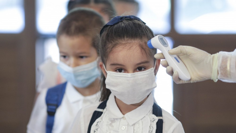 După o săptămână cu noi anti-recorduri la Covid-19, elevii revin la durata obișnuită a unei ore academice de 45 de minute