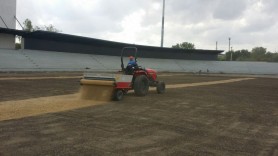 FOTO // Veste Bună! Federația Moldovenească de Fotbal a organizat procesul de amenajare a gazonului Arenei din Nisporeni