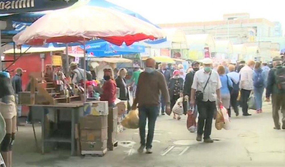 Focar de COVID la Piața Centrală: aglomerația e la ordinea zilei, iar oamenii nu poartă măștile corect sau nu le au deloc