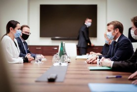 Imagini EXCLUSIVE de la întrevederea între Svetlana Tihanovskaia și Emmanuel Macron. O discuție ca între prieteni