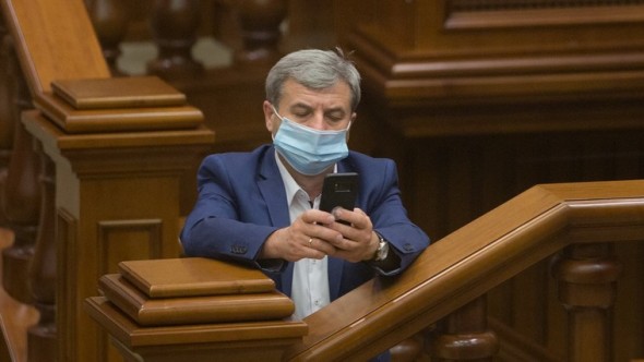 PRESA // COVID-19 afectează conducerea PSRM. Președintele fracțiunii socialiștilor din Parlament, testat pozitiv