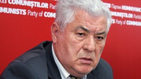 A obosit muncind? Deputatul Vladimir Voronin surprins plecând la sanatoriu